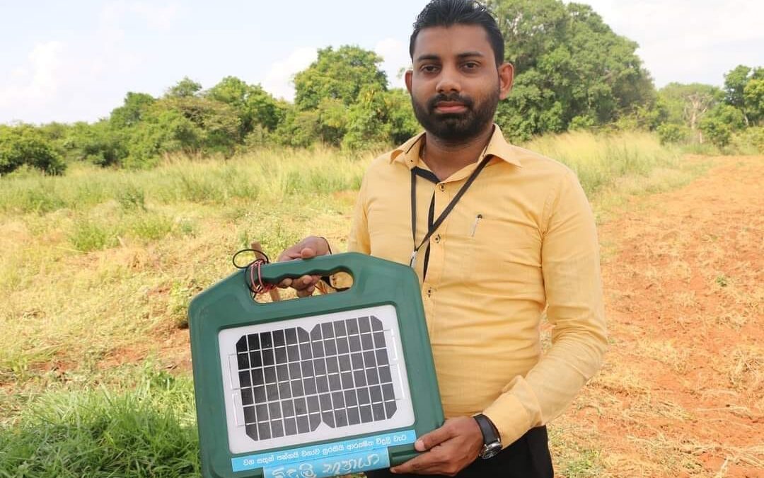 අඩු ආදායම්ලාභී පවුල් 10කට කොමඩු සහ වට්ටක්කා වගාකරන හේනක් ආරම්භ කිරීමට අවශ්‍ය සියලුම දේ (බීජ, කෘෂි රසායන ද්‍රව්‍ය, වතුර පොම්ප, ඉන්ධන, තෙල් ඉසින යන්ත්‍ර, වතුර බට, අලි වැට ආදී) ෆේස්බුක් මිතුරන්ගේ උදව්වෙන් පරිත්‍යාග කිරීම – Part 2